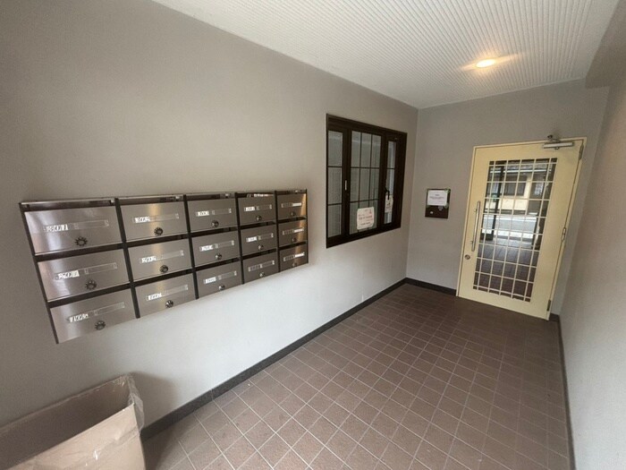 物件外観写真3　(エントランス部分)