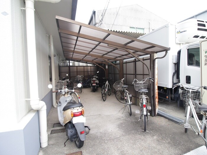 物件外観写真3　(駐輪場)