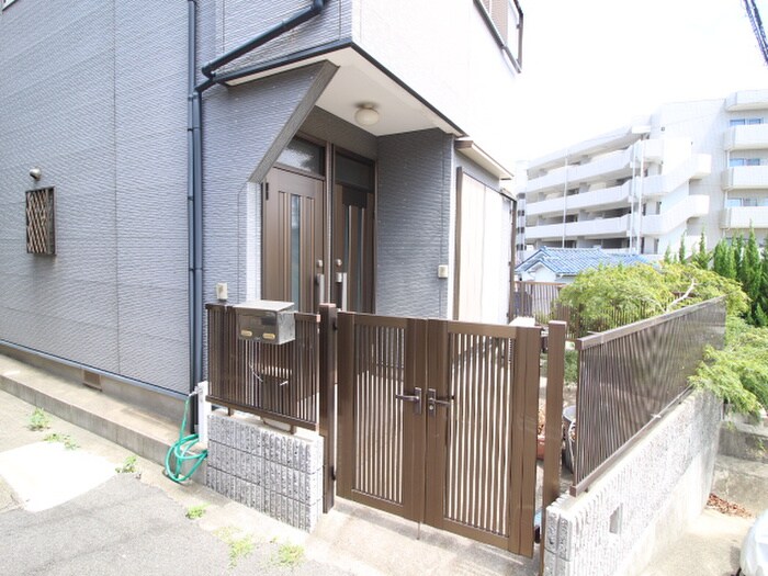 物件外観写真2　(エントランス部分)