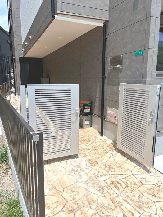 物件外観写真2　(エントランス部分)