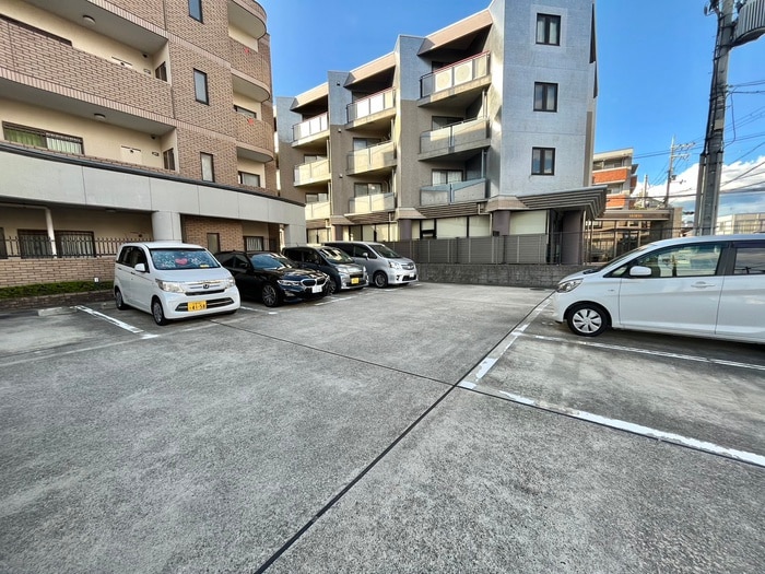 物件外観写真5　(駐車場)