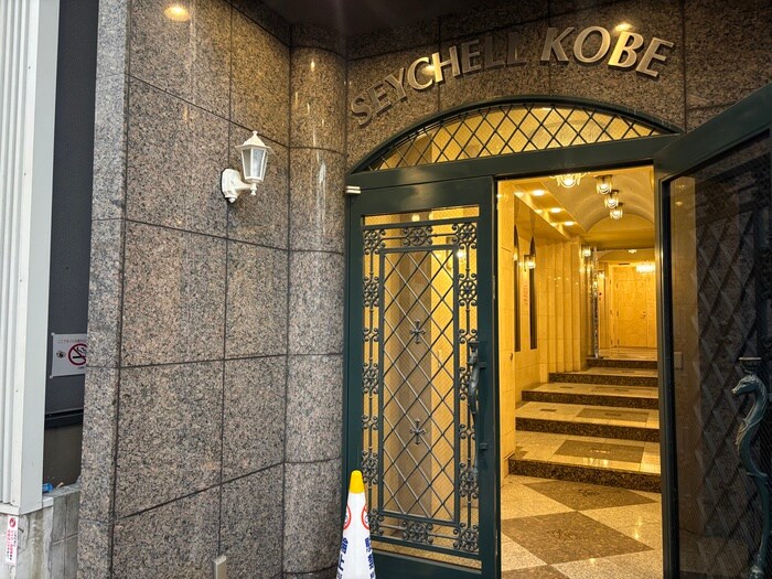 物件外観写真3　(エントランス部分)