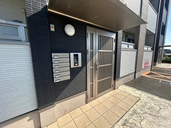 物件外観写真3　(エントランス部分)