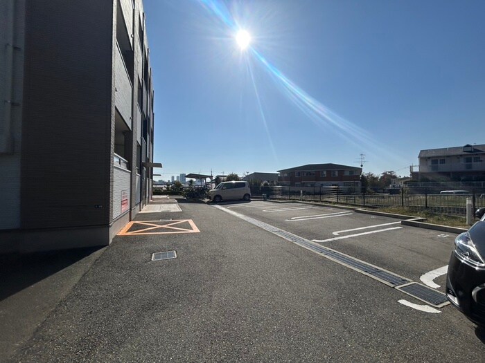 物件外観写真4　(駐車場)