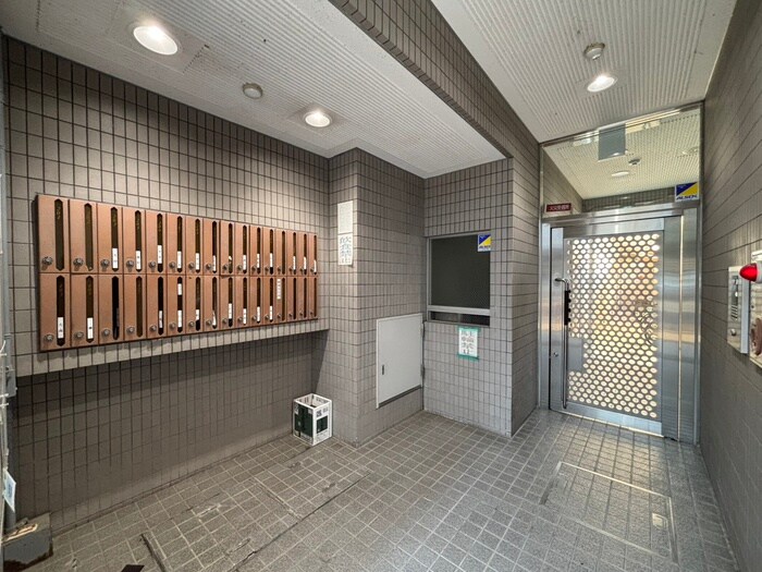 物件外観写真3　(エントランス部分)