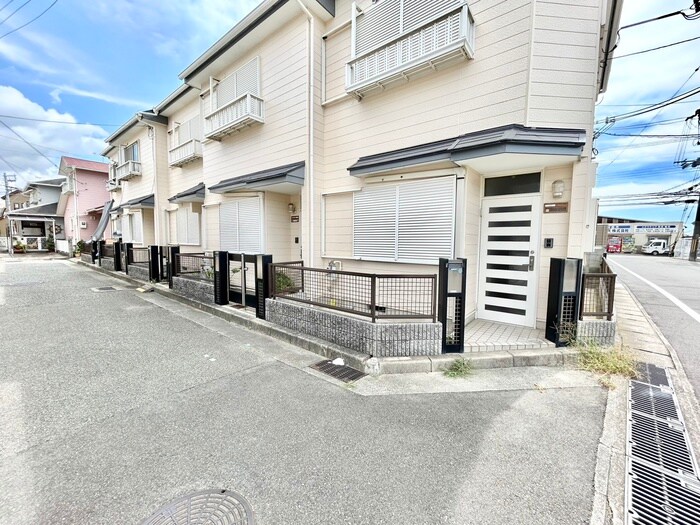 物件外観写真5　(エントランス部分)