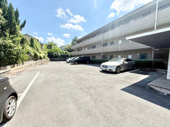 物件外観写真3　(駐車場)