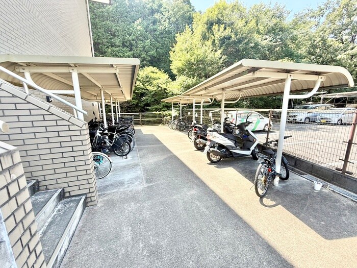 物件外観写真4　(駐輪場)