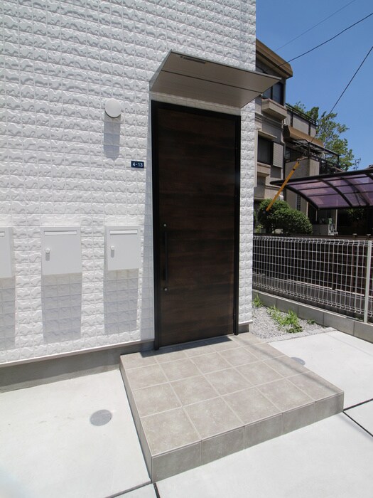 物件外観写真3　(エントランス部分)