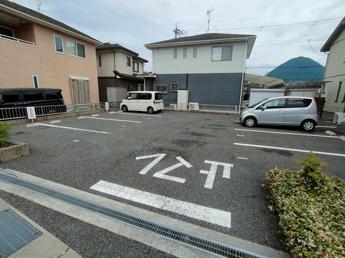 物件外観写真3　(駐車場)