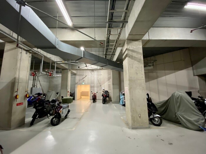 物件外観写真3　(バイク置き場)