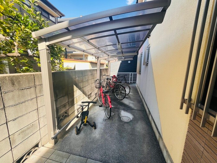 物件外観写真5　(駐輪場)