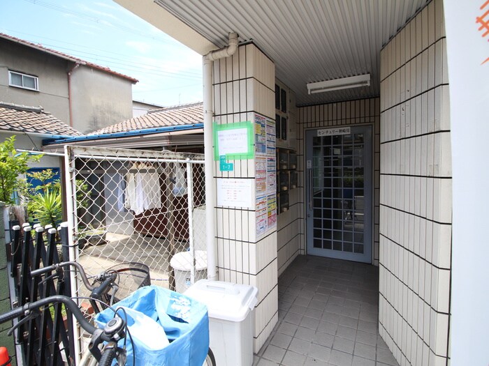 物件外観写真3　(エントランス部分)