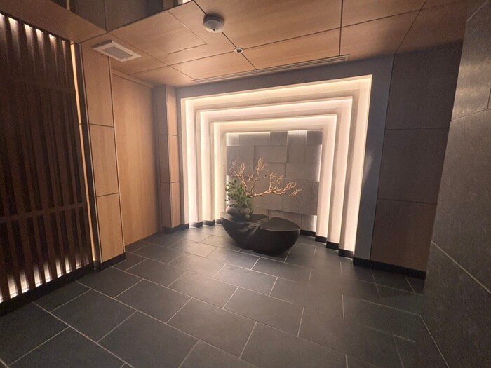 物件外観写真2　(エントランス部分)