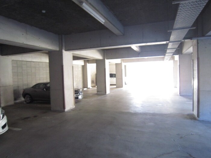 物件外観写真5　(駐車場)