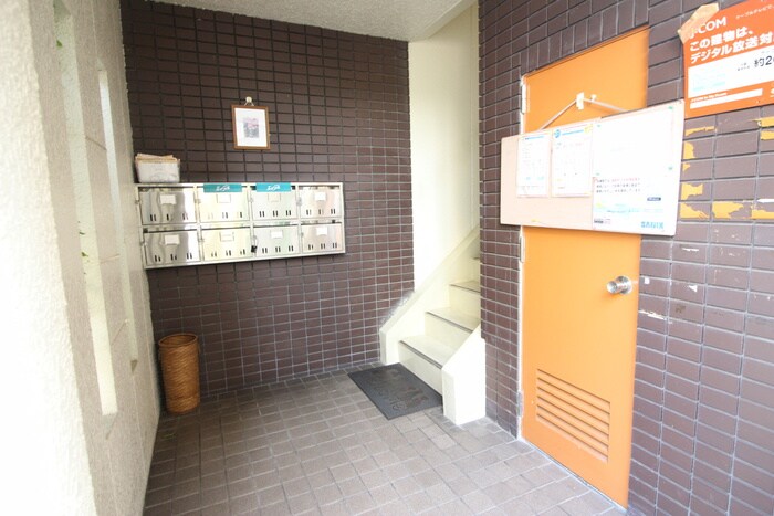 物件外観写真3　(エントランス部分)