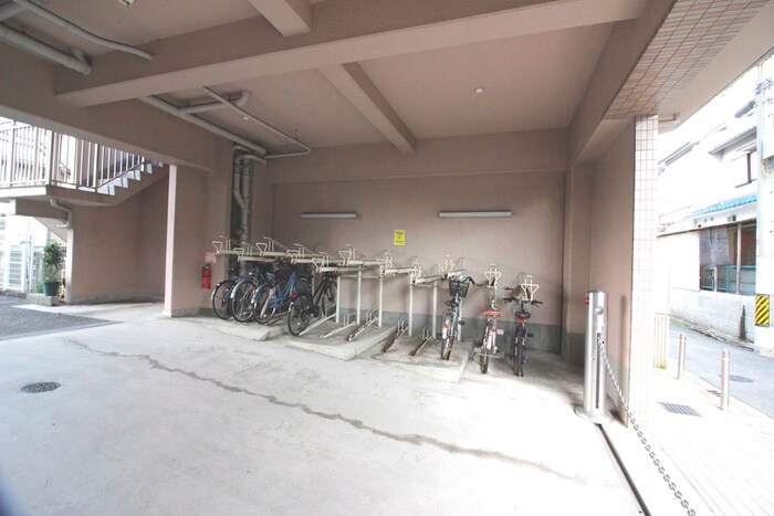 物件外観写真4　(駐輪場)