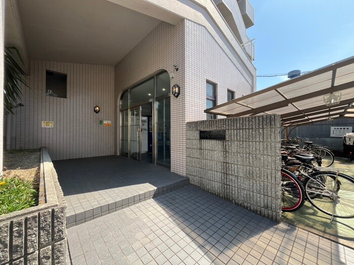 物件外観写真2　(エントランス部分)