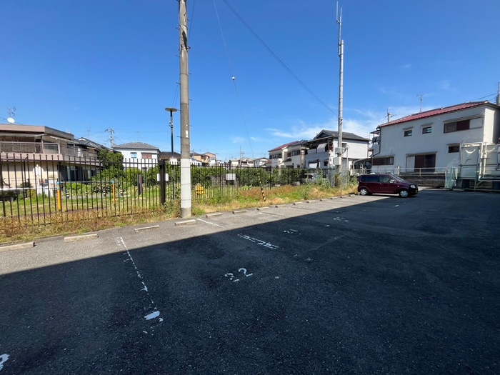 物件外観写真3　(駐車場)