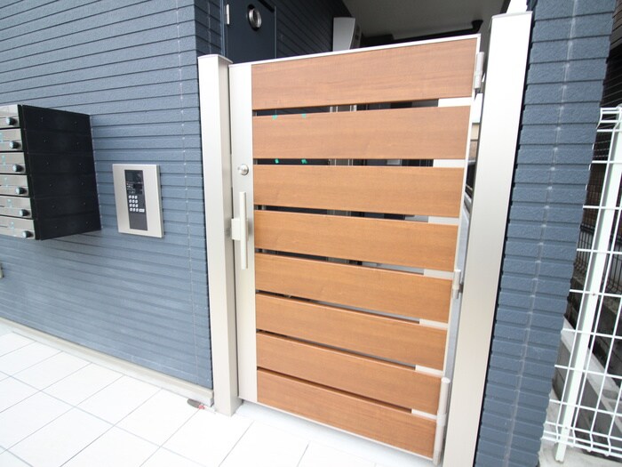 物件外観写真3　(エントランス部分)