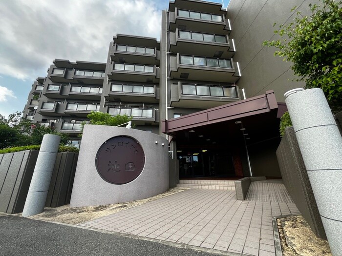 物件外観写真4　(エントランス部分)