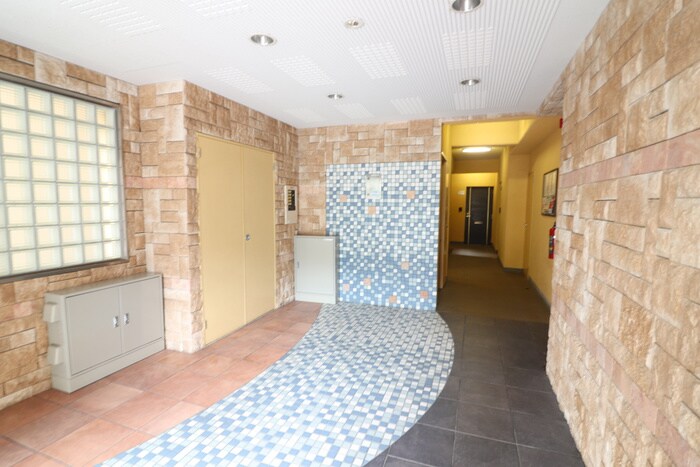 物件外観写真3　(エントランス部分)