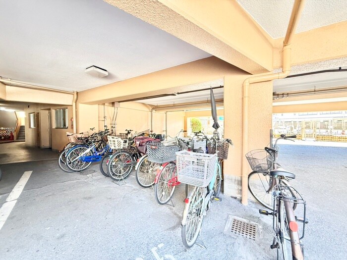 物件外観写真4　(駐輪場)