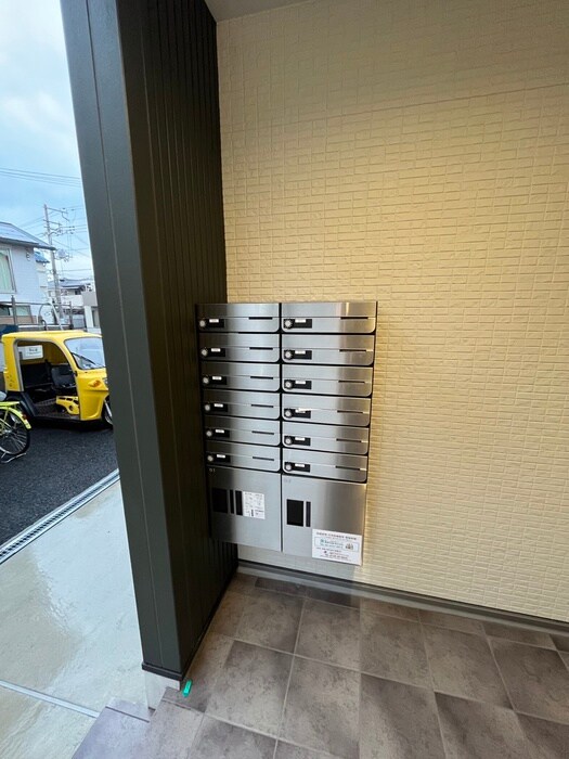 物件外観写真6　(エントランス部分)