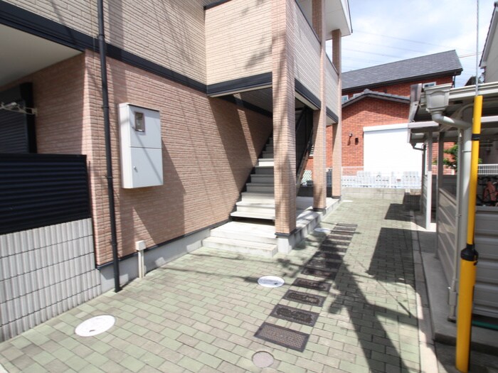 物件外観写真2　(エントランス部分)