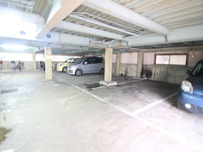 物件外観写真5　(駐車場)