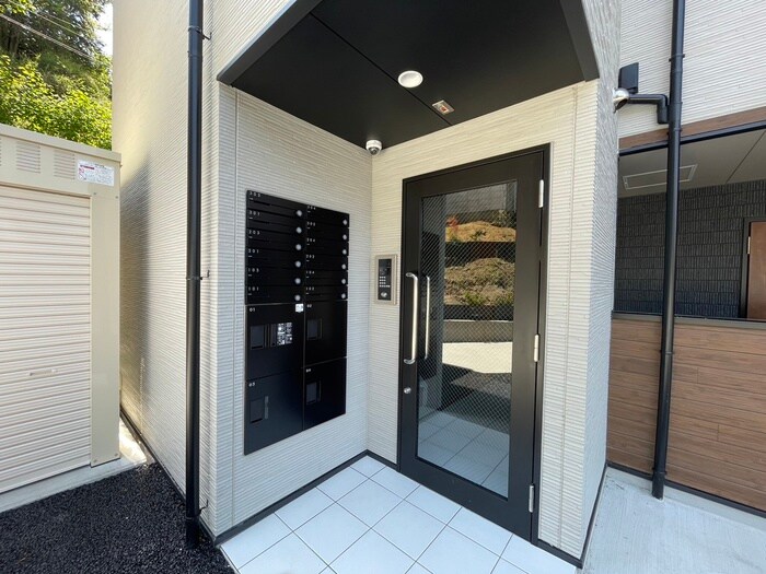 物件外観写真3　(エントランス部分)