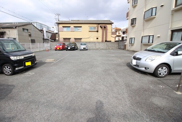物件外観写真6　(駐車場)