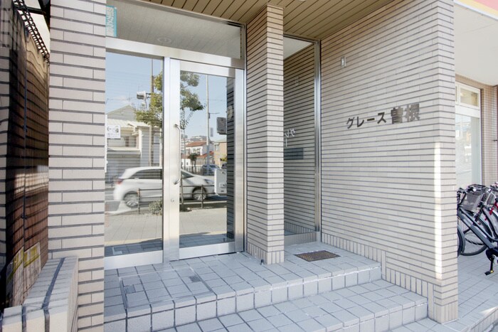 物件外観写真2　(エントランス部分)