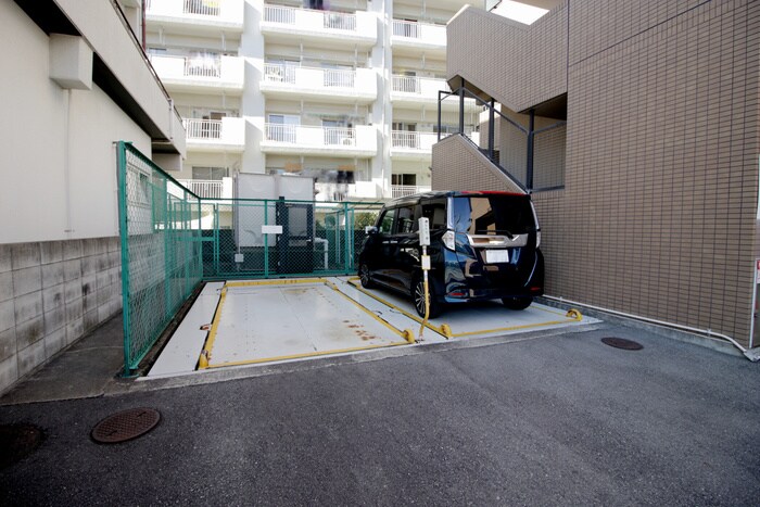 物件外観写真5　(駐車場)