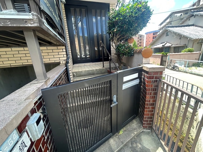 物件外観写真3　(エントランス部分)