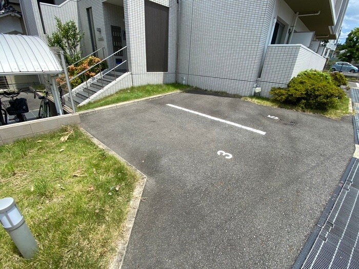 物件外観写真5　(駐車場)