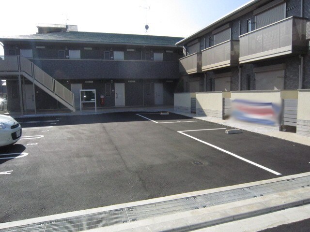 物件外観写真2　(駐車場)