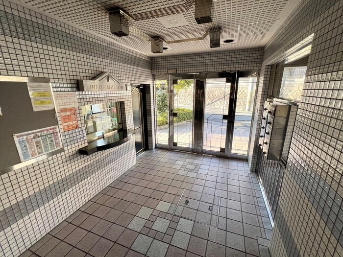 物件外観写真6　(エントランス部分)