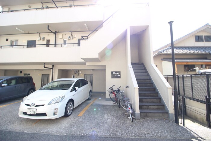 物件外観写真2　(エントランス部分)