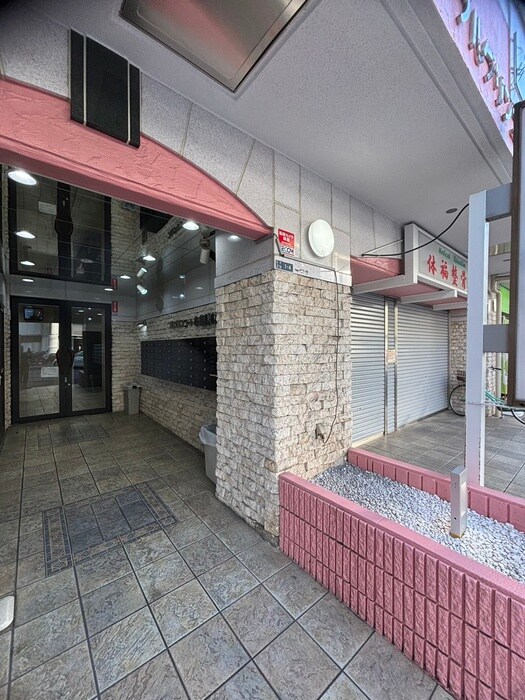 物件外観写真4　(エントランス部分)