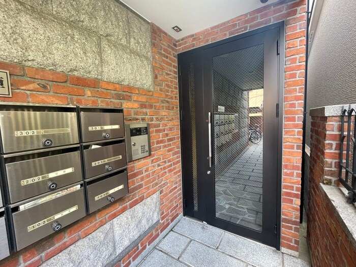 物件外観写真4　(エントランス部分)