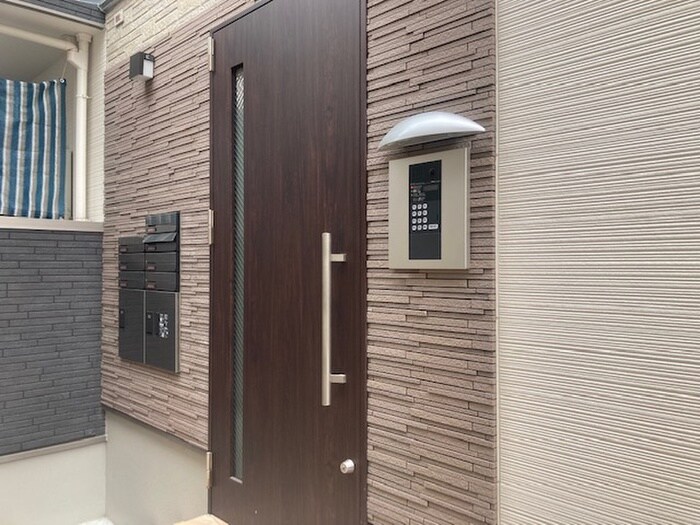 物件外観写真2　(エントランス部分)