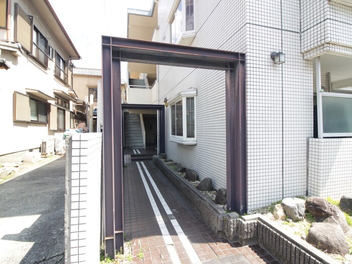 物件外観写真3　(エントランス部分)