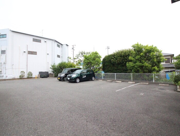 物件外観写真4　(駐車場)