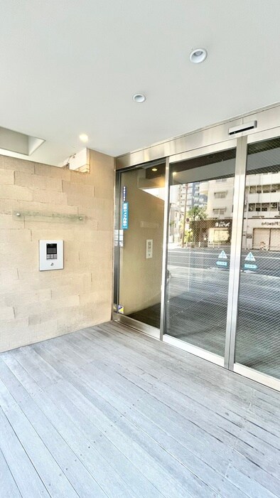 物件外観写真2　(エントランス部分)