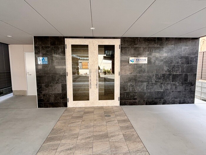 物件外観写真2　(エントランス部分)