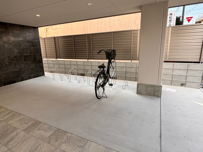 物件外観写真4　(駐輪場)