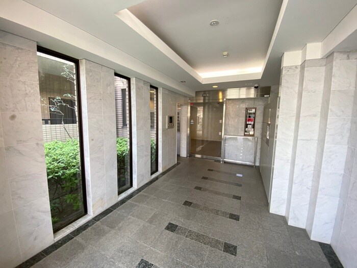 物件外観写真2　(エントランス部分)