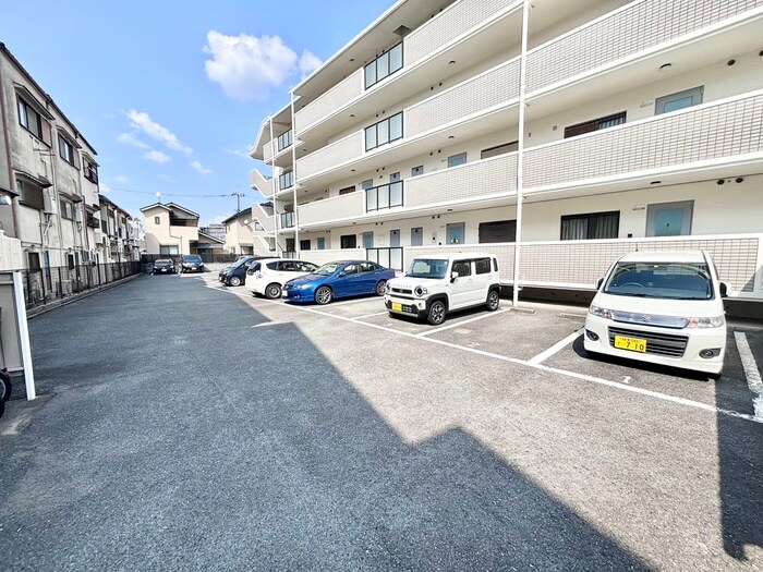 物件外観写真2　(駐車場)