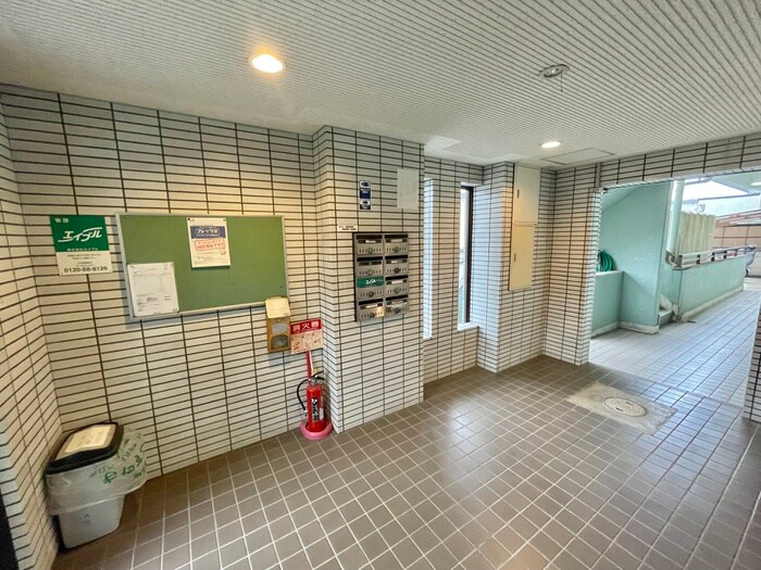 物件外観写真5　(エントランス部分)